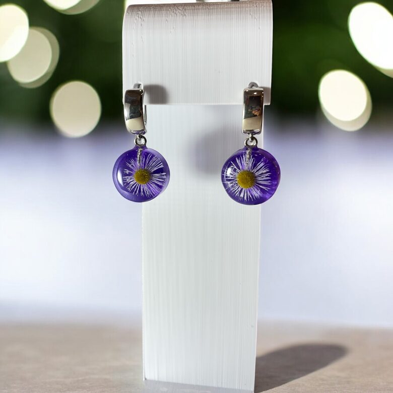 Violeti auskari ar ziediem